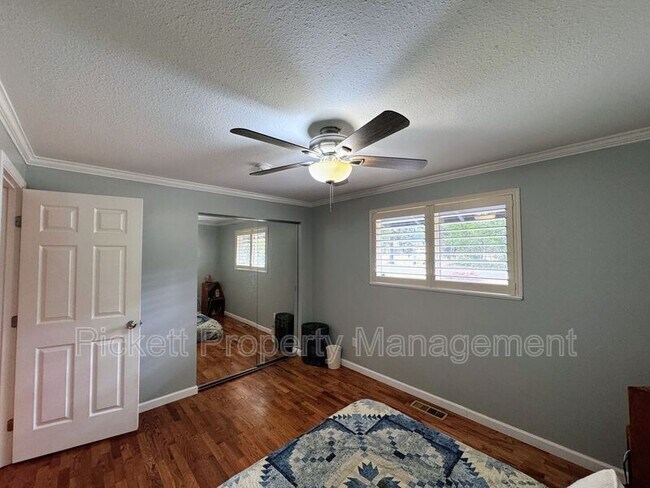 Building Photo - 2270 Madrona Dr SE