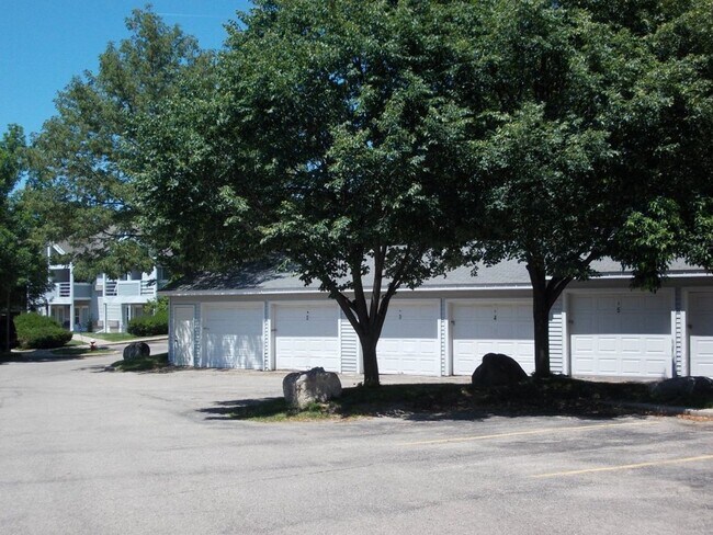 Building Photo - 2-Bedroom Apartment **AVAILABLE AUGUST 15TH**