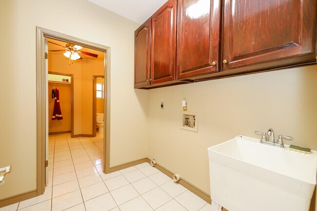 Building Photo - 503 W Avon Ct