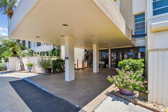 Building Photo - 7400 Sun Island Dr S