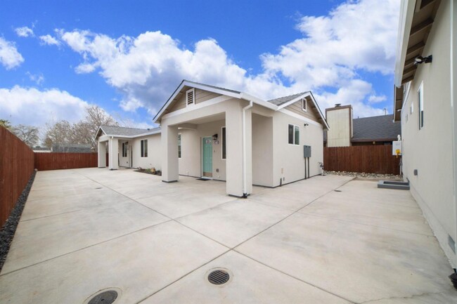 Building Photo - 2727 Rio Linda Blvd