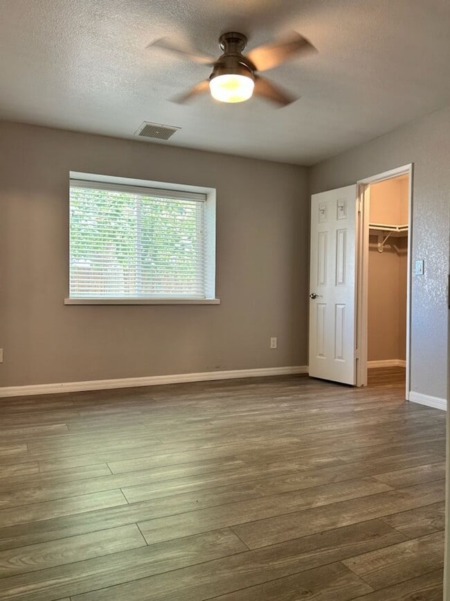 Building Photo - Please call Vaughn Realty, 760-446-6561 to...