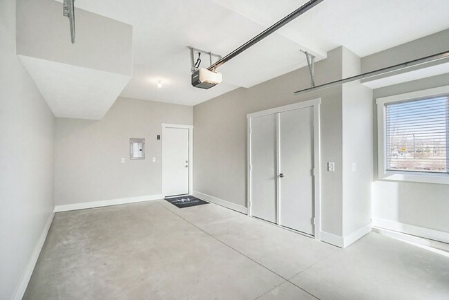 Building Photo - Downtown Muskegon Townhome