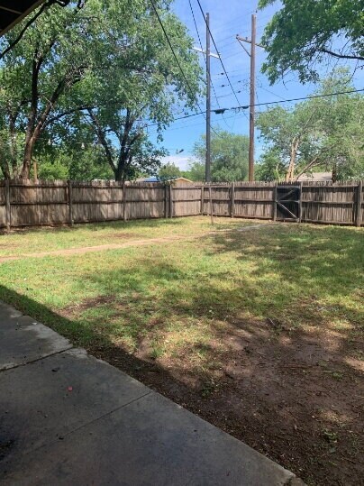 Building Photo - "Charming 3-Bed Oasis with Spacious Living in Prime Lubbock Location!"