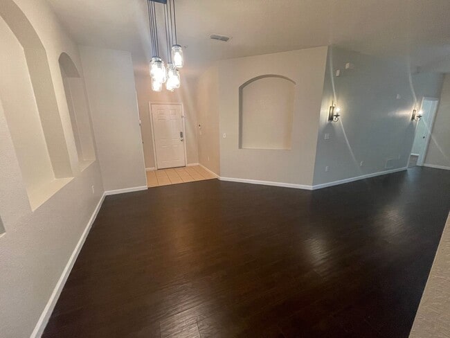 Building Photo - Affordable Elegance! 3 Bed 2 Bath Condo in...
