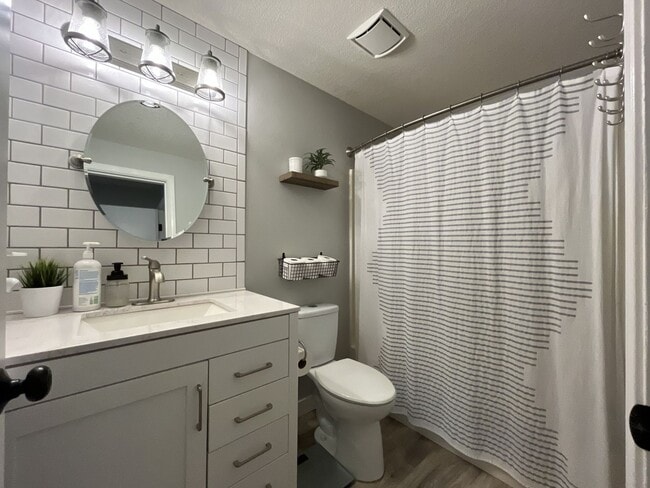 Building Photo - Charming Home Near Nike Campus with Vaulted Ceilings & Updated Kitchen