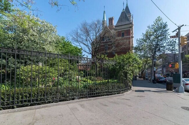 Building Photo - 237 West 14th Street