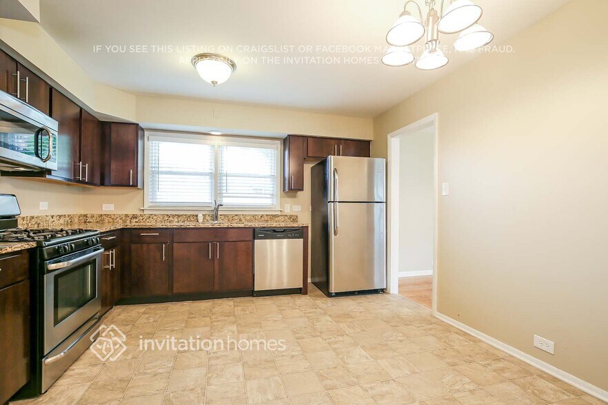 Building Photo - 10801 Kolmar Ave