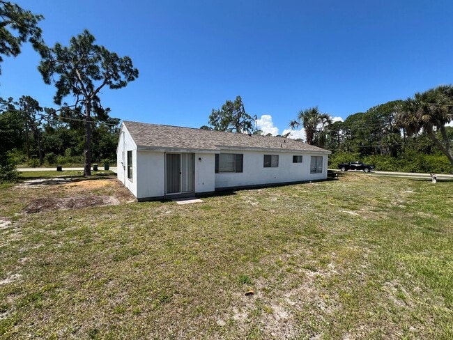 Building Photo - AVAIL 10/15 -- $1,250 ** Annual ** 3 Bed /...