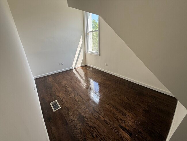 Building Photo - 411 N Hamlin Ave