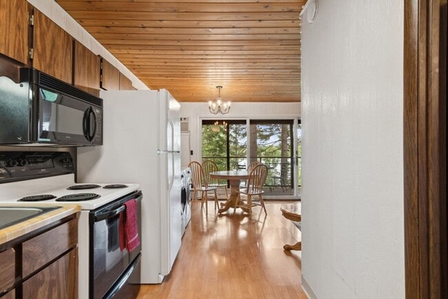 Building Photo - 1 Bedroom, 1 Bath Condo on Whitefish Lake