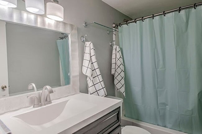 Building Photo - Furnished 2 Bed Plus Loft in Silver Queen East