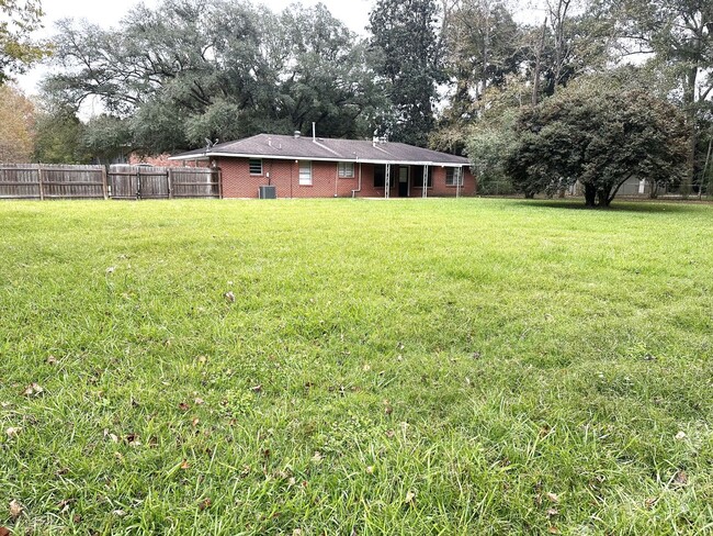 Building Photo - 3 Bedroom Home in Quiet area of Zachary av...