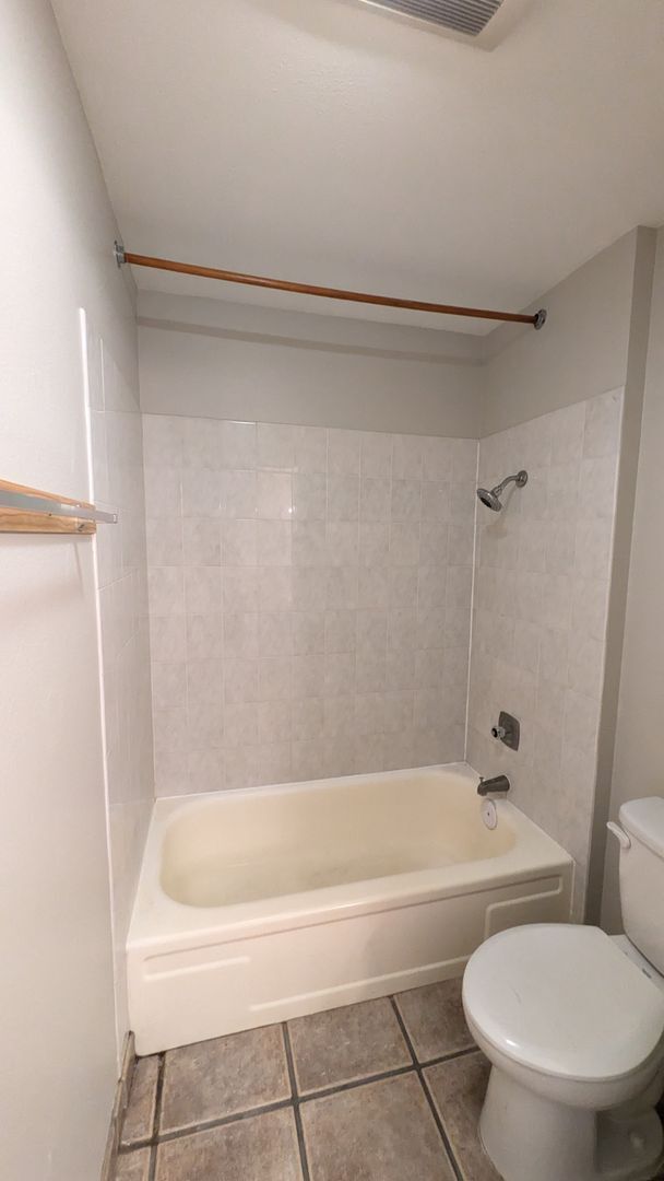 Building Photo - Reduced! Large pets ok! One bed plus office