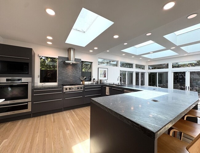 Building Photo - Modern Home available in Menlo Park- Occupied ADU on site