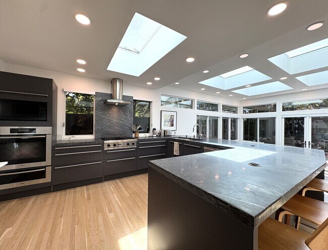 Building Photo - Modern Home availalble for lease in Menlo ...