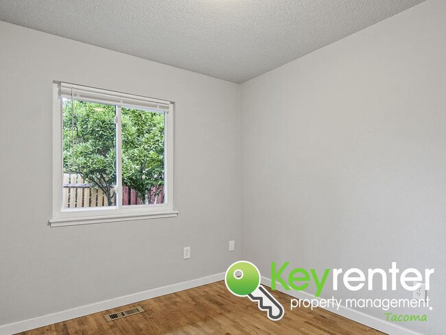 Building Photo - Updated 4-Bedroom, 2-Bath Tacoma Home for Rent Near Tacoma Community College and 6th Ave!