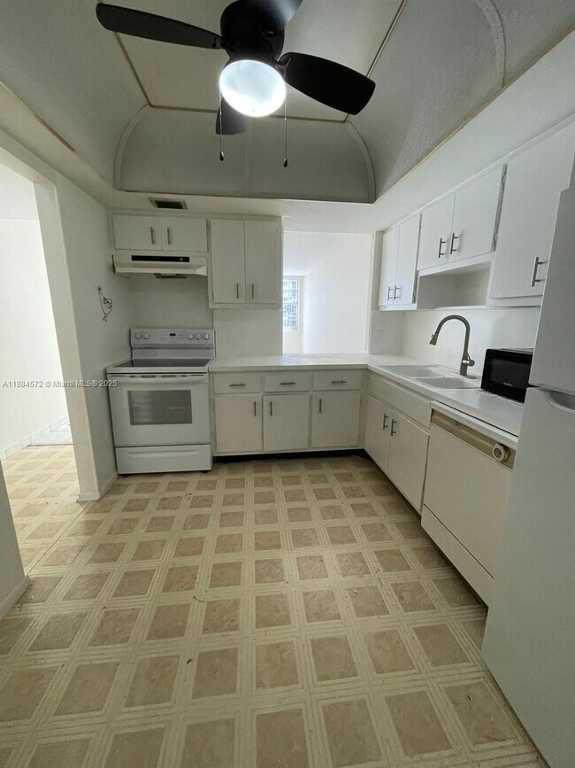 Building Photo - 1301 NE Miami Gardens Dr