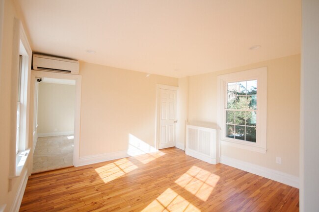 Building Photo - 319 Radcliffe St