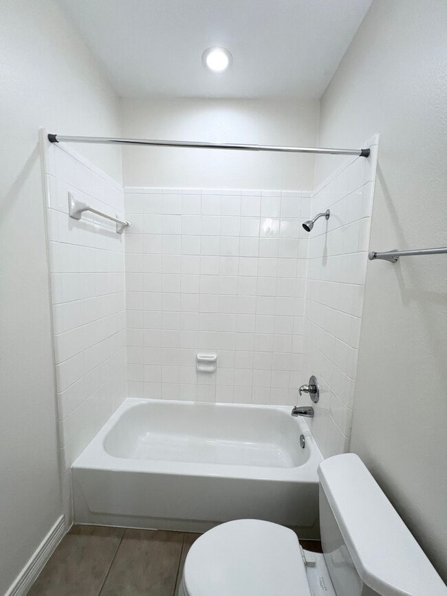 Building Photo - Stunning 4/3/2 Townhome in the Museum District !!!