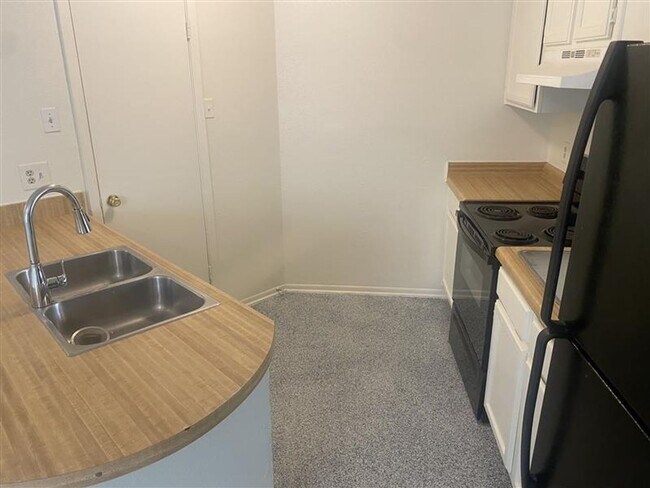 Building Photo - GREAT 2/2/1 DUPLEX