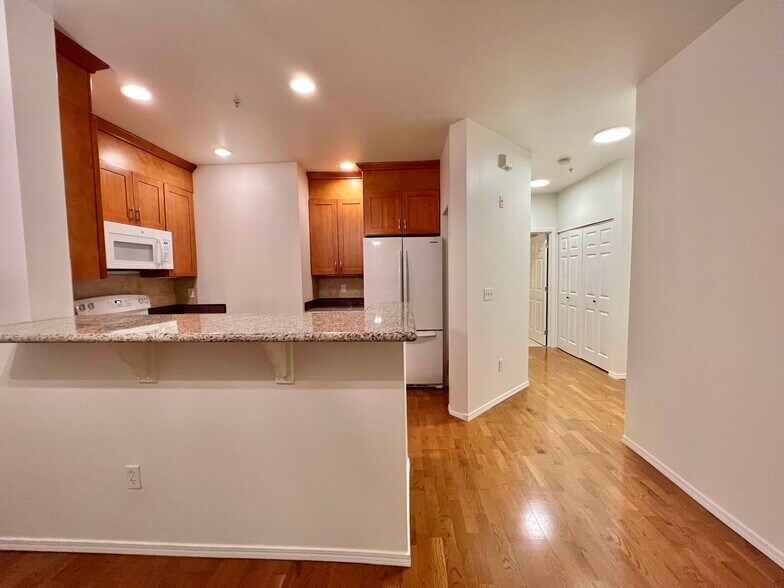Open kitchen, great to entertain guests - 12712 Admiralty Way
