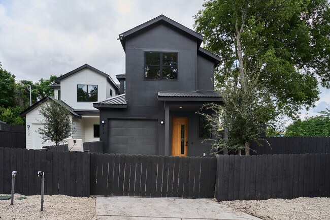 Building Photo - 412 Hackberry Ln