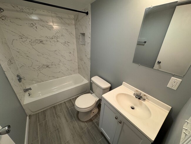 Building Photo - 1129-1131 S Sheffield Avenue