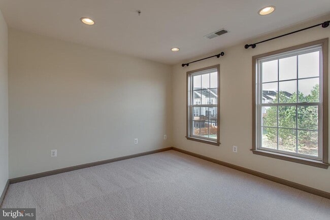 Building Photo - 22000 Avonworth Square