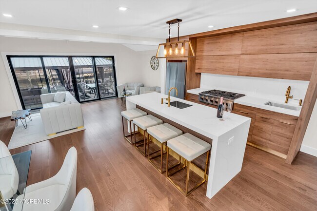 Building Photo - 320 Silver Lagoon Dr