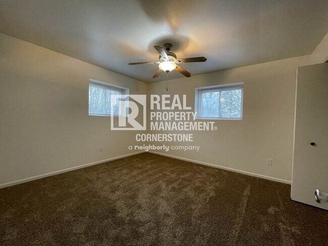 Building Photo - Updated & Inviting 2-Bedroom Townhome in Q...