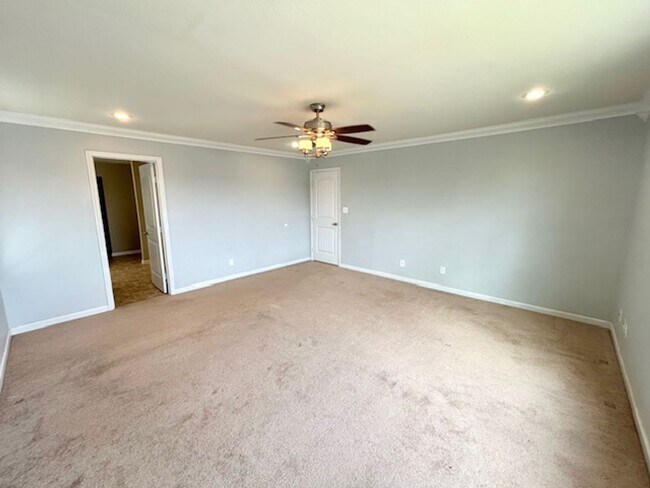 Building Photo - Move In Ready!-Charming 3 -bedroom Home with a move in special-$300 off first month's rent.