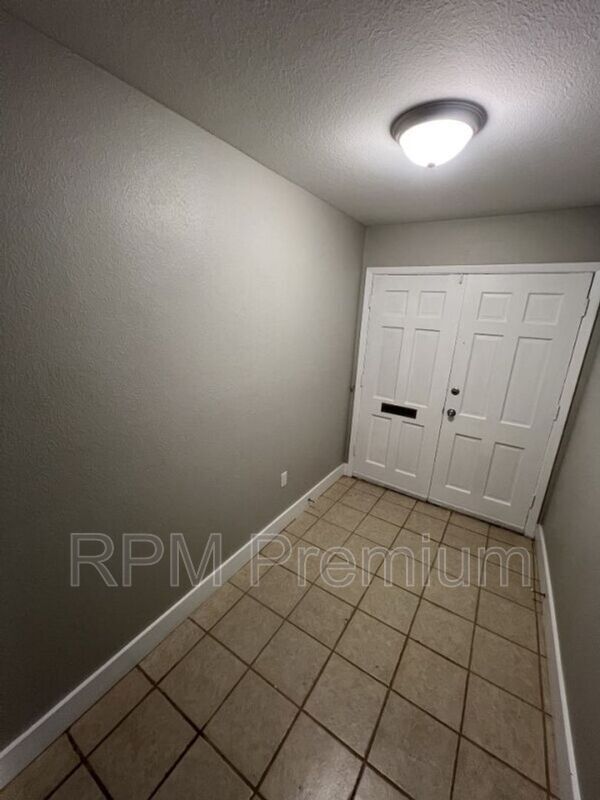 Building Photo - 464 Wilton Dr