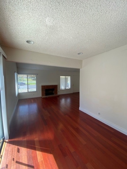 Building Photo - 4483 Oakbrook Ct