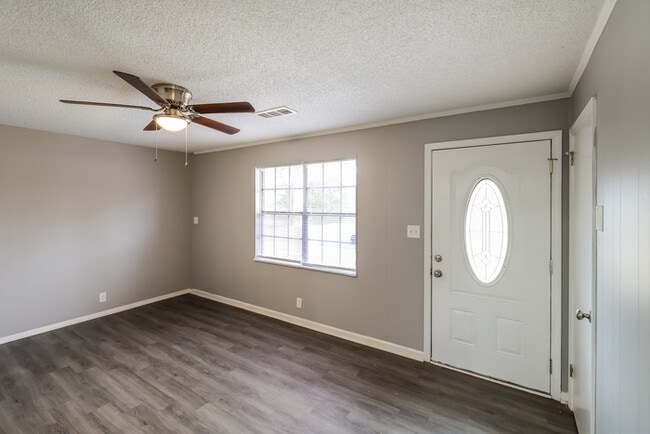 Building Photo - Welcome to Tuscaloosa!