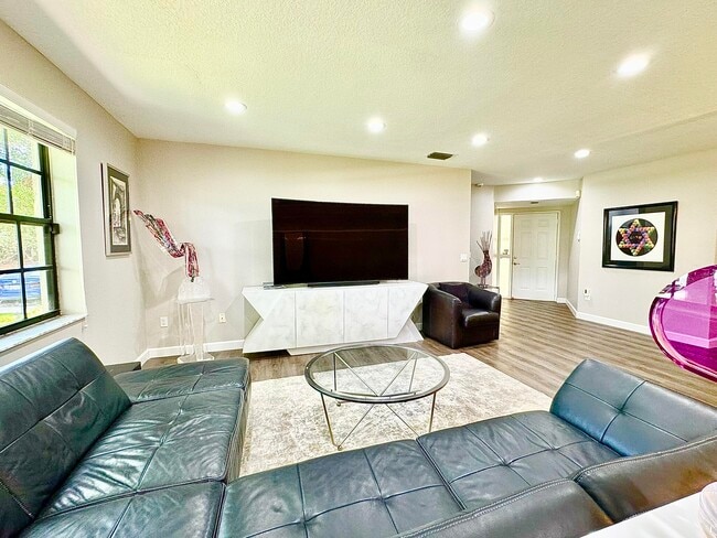 Building Photo - 5135 Floria Dr