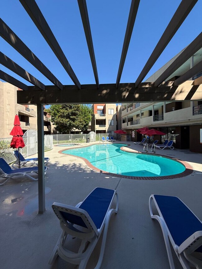 Building Photo - Spacious 2 Bedroom, 2 Bathroom, Canoga Par...