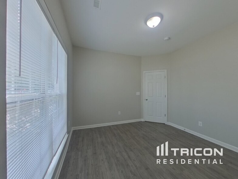Building Photo - 8734 Rozumny Dr