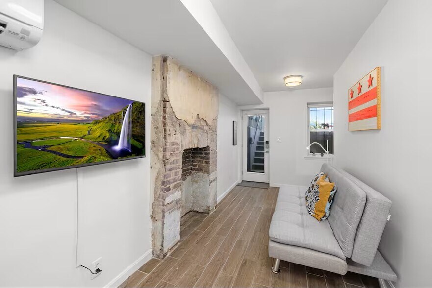 Building Photo - 619 10th St NE