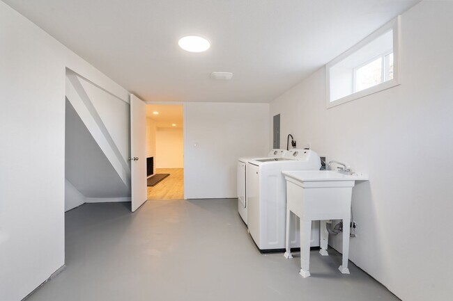 Building Photo - Beautiful 4 bedroom, 2 bathroom home in Lents Neighborhood!