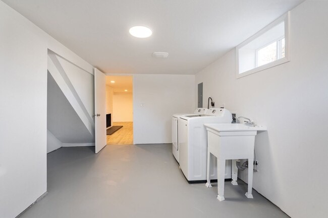 Building Photo - Spacious 4-Bed Home w/ Finished Basement & Fenced Yard – Lents Neighborhood