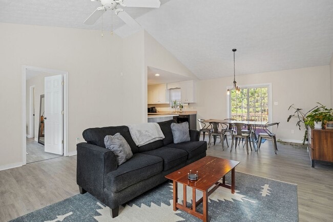 Building Photo - Bright and Spacious 3 Bedroom Home in Chesterfield ***Available Early March***