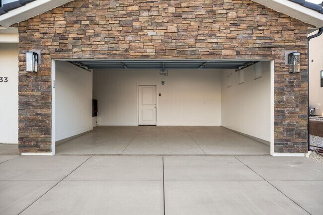 Building Photo - Beautiful 4 bedroom, 3.5 bathroom twin home in St George!