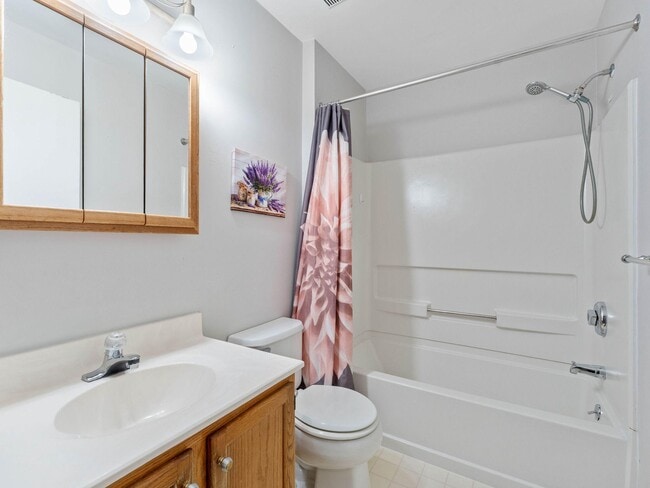 Building Photo - 5 Larkspur Ct