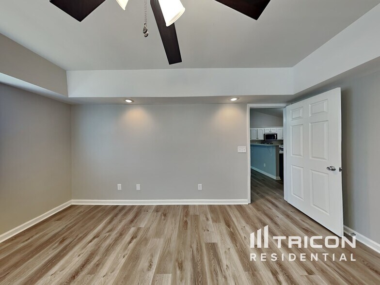 Building Photo - 868 Loch Lomond Cir