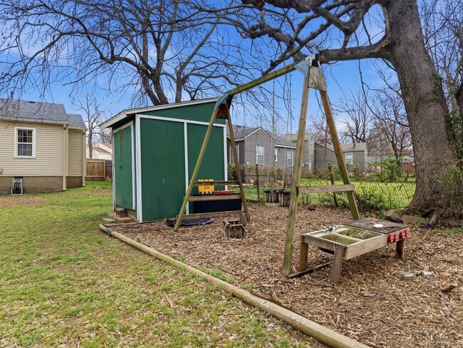 Building Photo - Charming Midtown bungalow just minutes from downtown!