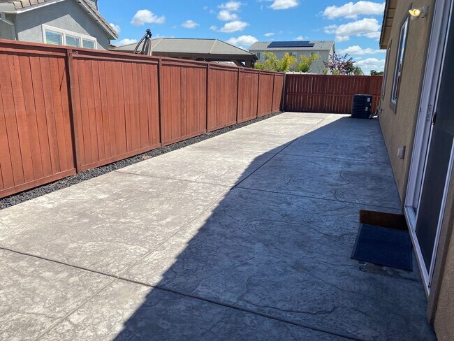 Building Photo - Stop the car