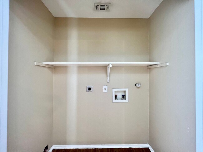 Building Photo - *COMING SOON* Great Location! 3 Bedroom Home Near Shopping & Dining!