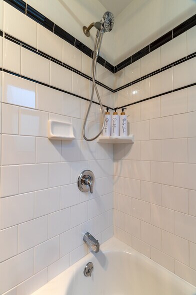Detachable shower head in tub - 1519 32nd Ave