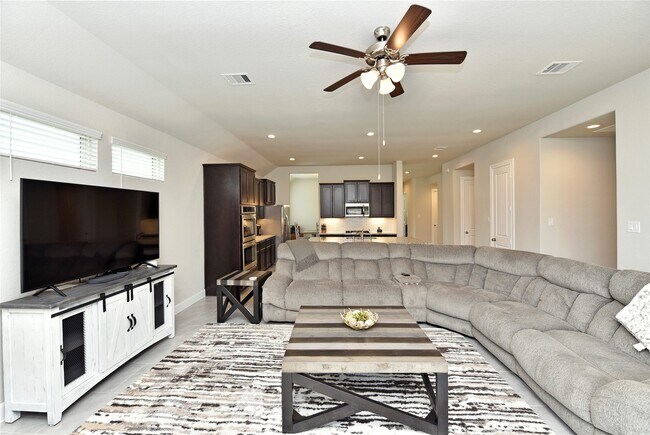 Building Photo - 5835 Euclid Loop